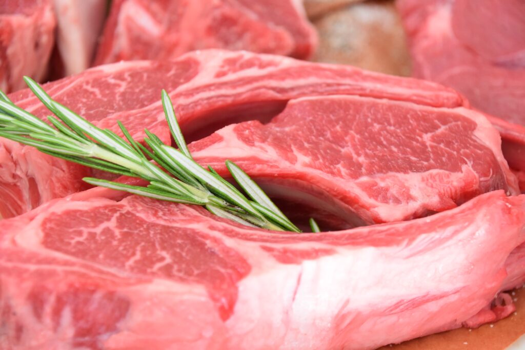Côtes de bœuf crues au romarin