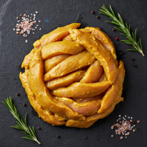 Escalope de poulet coupée en lamelle mariné sauce curry