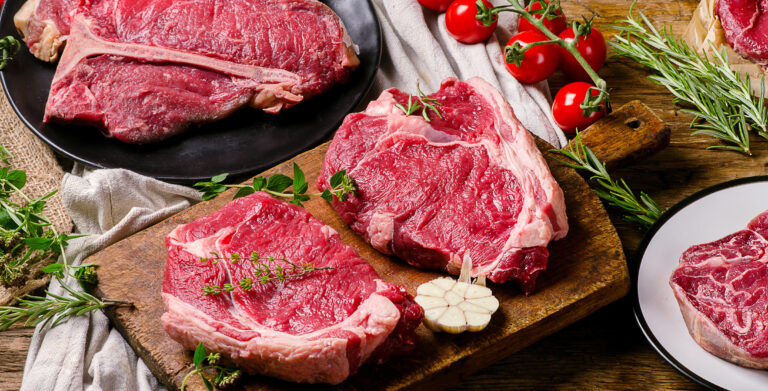 Viande halal et viande classique exposées dans une boucherie halal